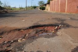  Rua Fortunato Frollini precisa de recapeamento asfáltico 